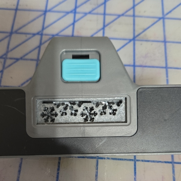 Snowflake Edge Paper Punch - Picture 3 of 3